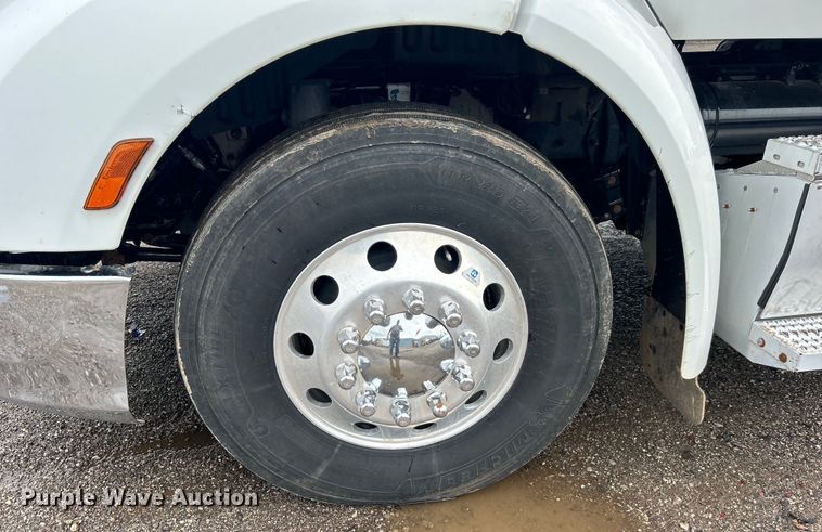 image for item EG0683 2019 Peterbilt  579 semi truck