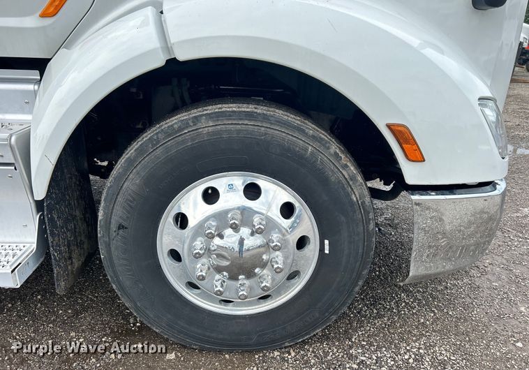 image for item EG0683 2019 Peterbilt  579 semi truck