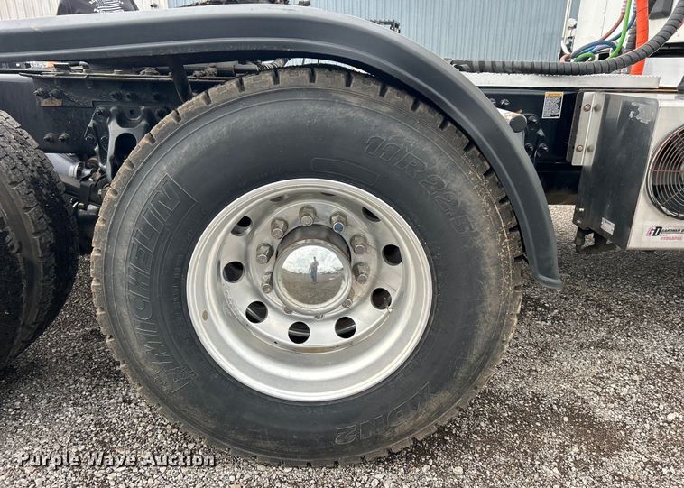 image for item EG0683 2019 Peterbilt  579 semi truck