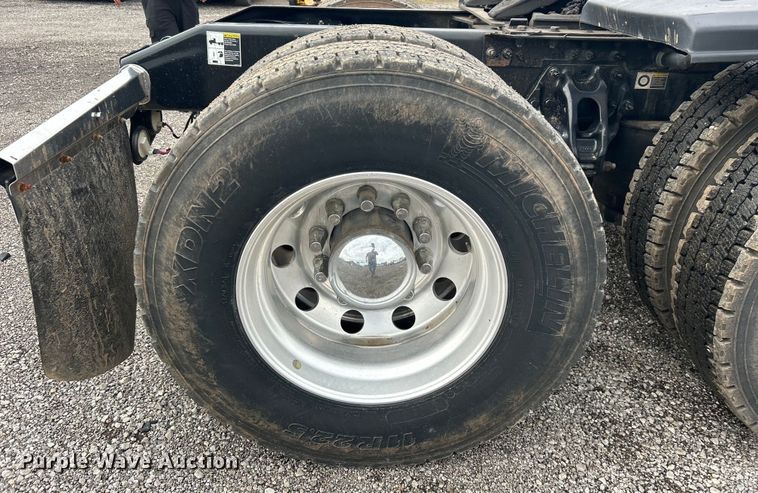 image for item EG0683 2019 Peterbilt  579 semi truck