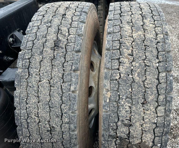 image for item EG0683 2019 Peterbilt  579 semi truck