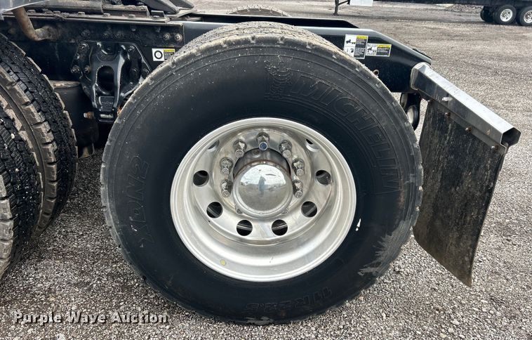 image for item EG0683 2019 Peterbilt  579 semi truck