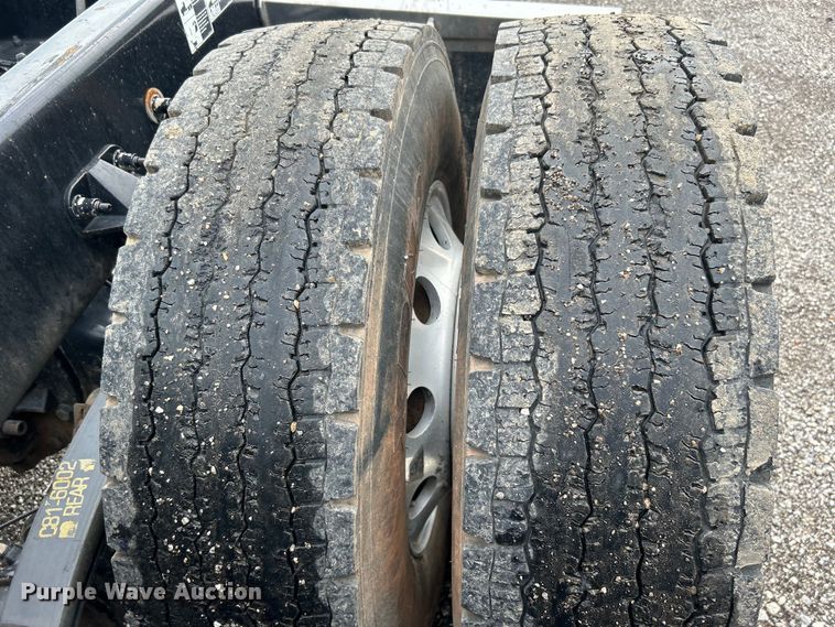 image for item EG0683 2019 Peterbilt  579 semi truck