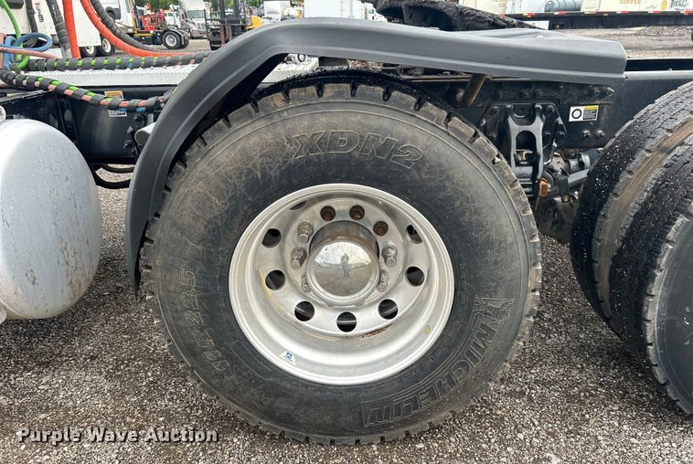 image for item EG0683 2019 Peterbilt  579 semi truck