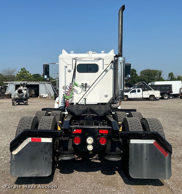 image for item EG0819 2000 Freightliner  FLD semi truck