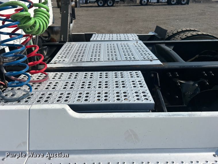 image for item EG0819 2000 Freightliner  FLD semi truck