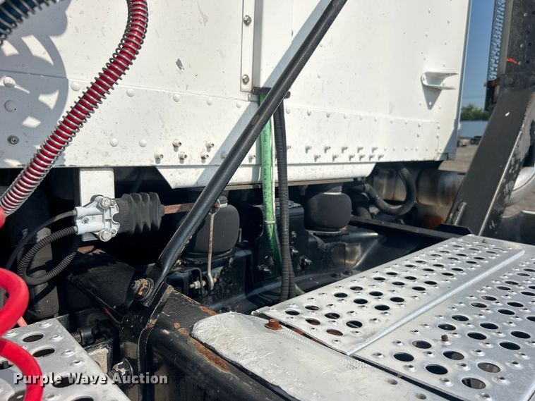 image for item EG0819 2000 Freightliner  FLD semi truck