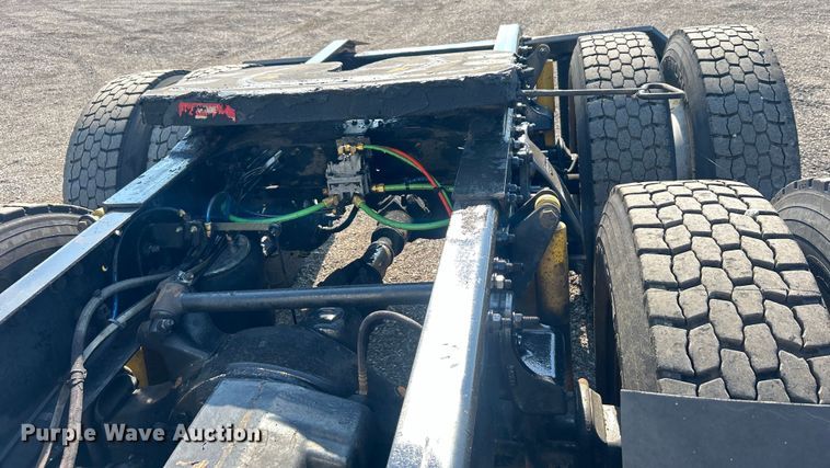 image for item EG0819 2000 Freightliner  FLD semi truck