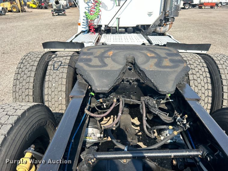 image for item EG0819 2000 Freightliner  FLD semi truck