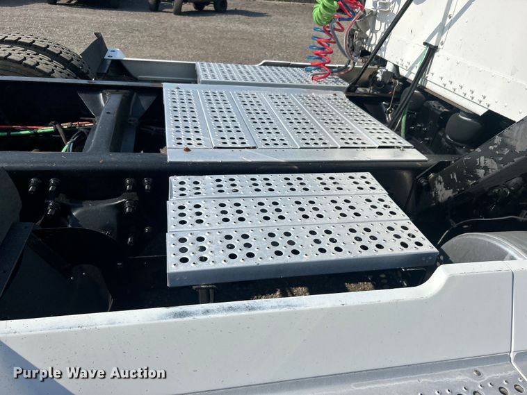 image for item EG0819 2000 Freightliner  FLD semi truck