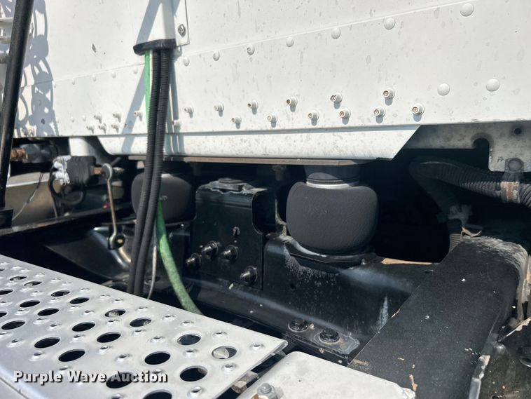 image for item EG0819 2000 Freightliner  FLD semi truck