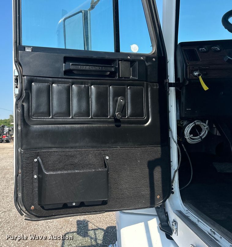 image for item EG0819 2000 Freightliner  FLD semi truck