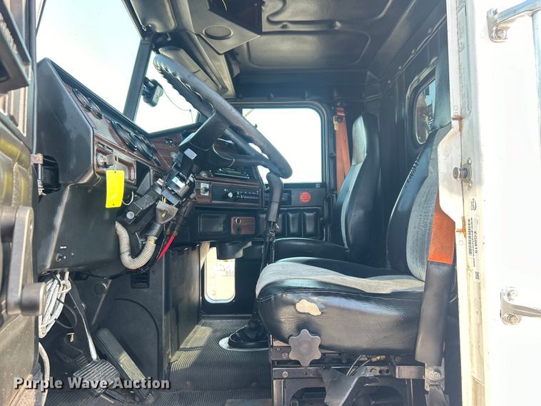 image for item EG0819 2000 Freightliner  FLD semi truck