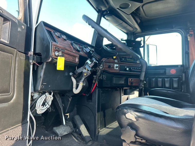 image for item EG0819 2000 Freightliner  FLD semi truck