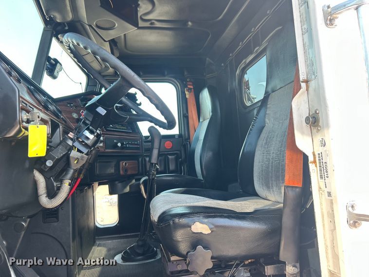 image for item EG0819 2000 Freightliner  FLD semi truck