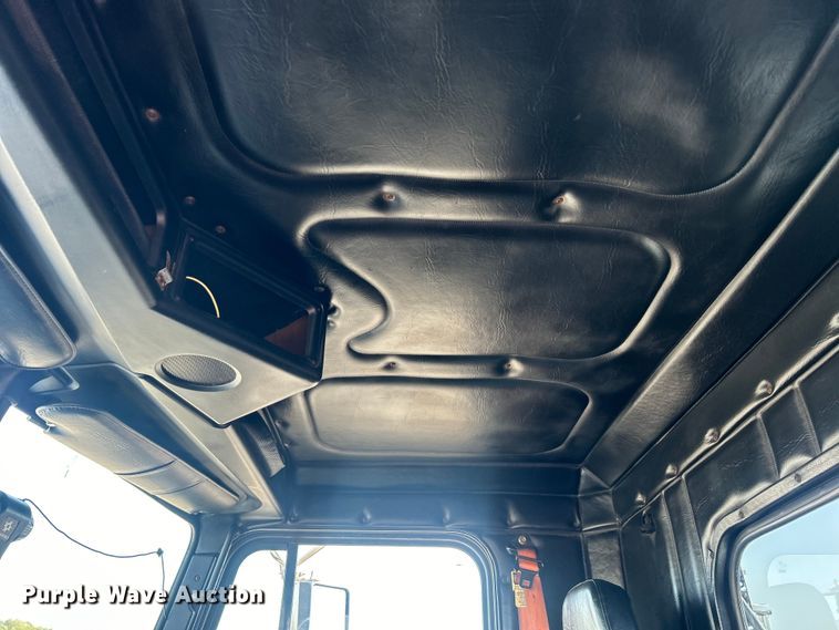 image for item EG0819 2000 Freightliner  FLD semi truck