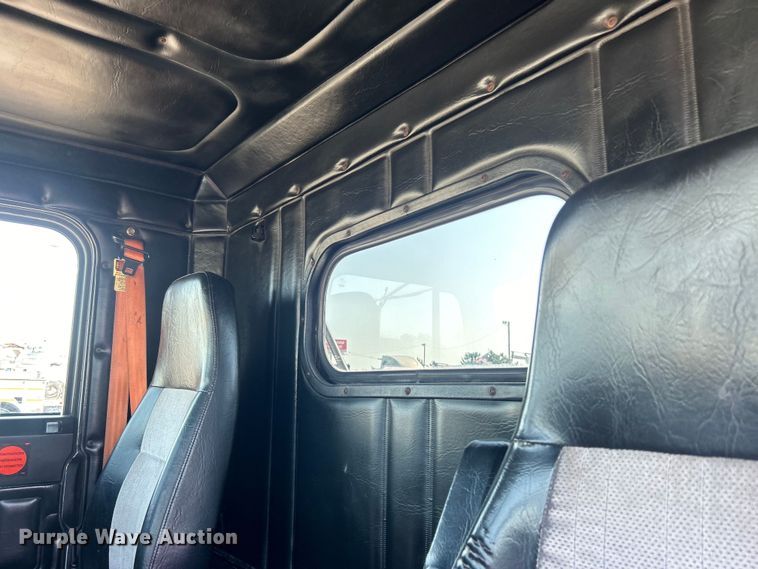 image for item EG0819 2000 Freightliner  FLD semi truck