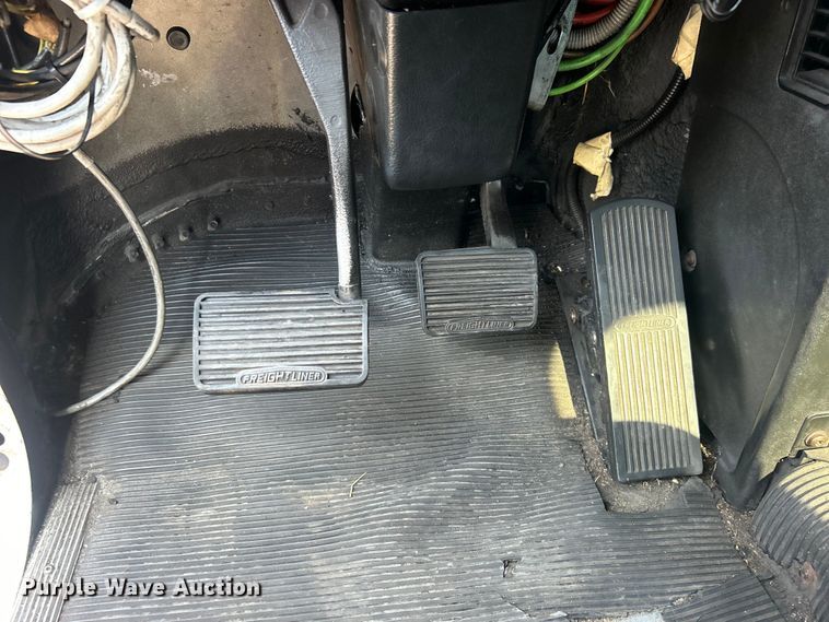 image for item EG0819 2000 Freightliner  FLD semi truck