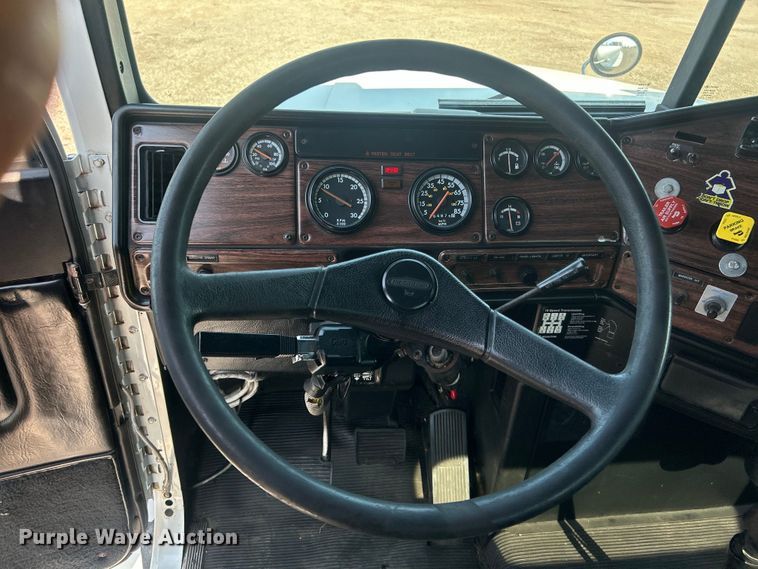 image for item EG0819 2000 Freightliner  FLD semi truck