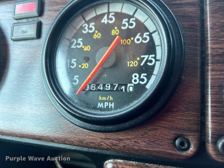 image for item EG0819 2000 Freightliner  FLD semi truck