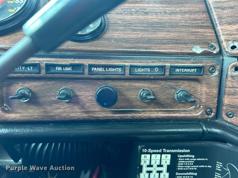 image for item EG0819 2000 Freightliner  FLD semi truck