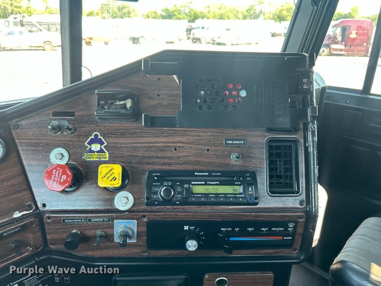 image for item EG0819 2000 Freightliner  FLD semi truck