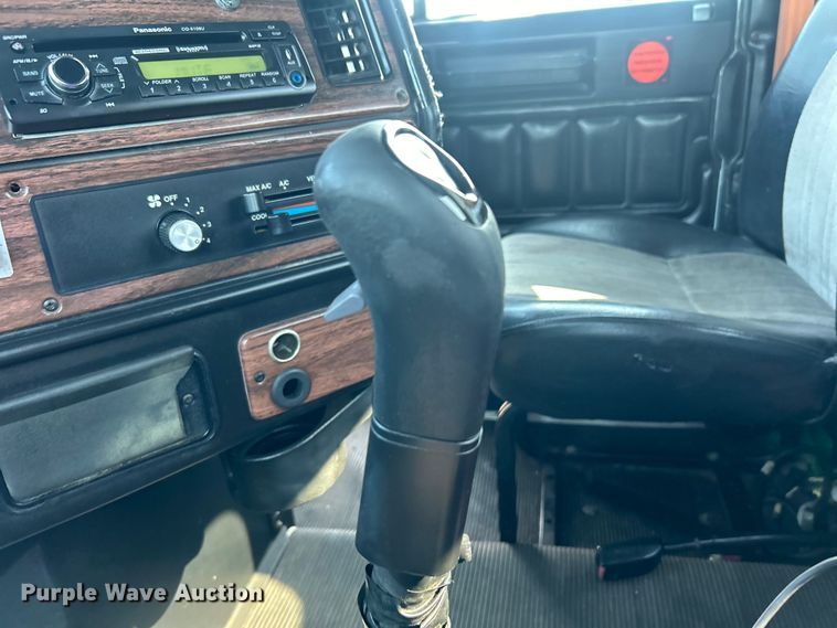 image for item EG0819 2000 Freightliner  FLD semi truck