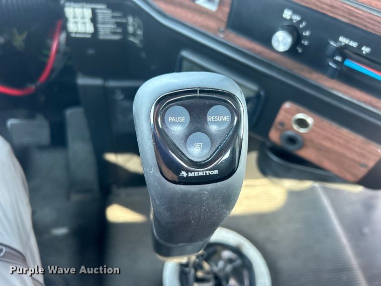 image for item EG0819 2000 Freightliner  FLD semi truck