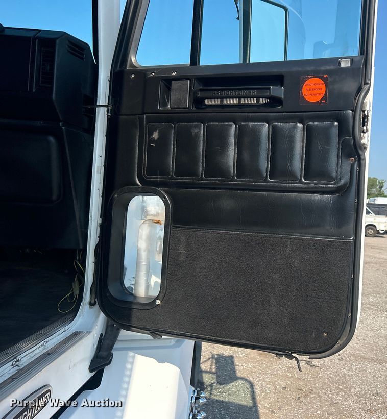 image for item EG0819 2000 Freightliner  FLD semi truck