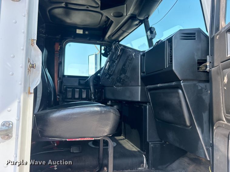 image for item EG0819 2000 Freightliner  FLD semi truck