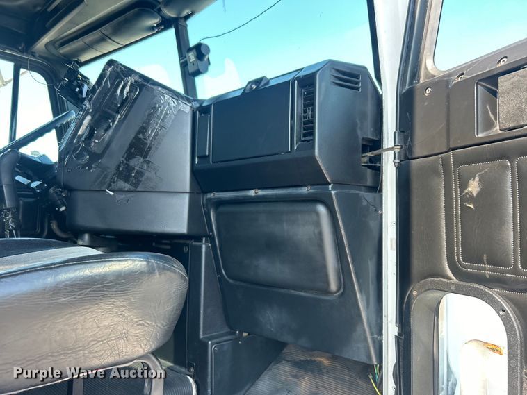 image for item EG0819 2000 Freightliner  FLD semi truck