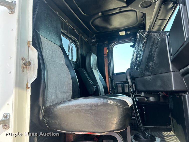 image for item EG0819 2000 Freightliner  FLD semi truck