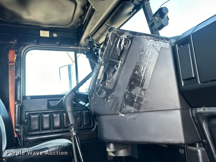 image for item EG0819 2000 Freightliner  FLD semi truck