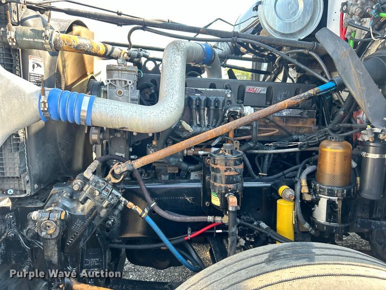 image for item EG0819 2000 Freightliner  FLD semi truck