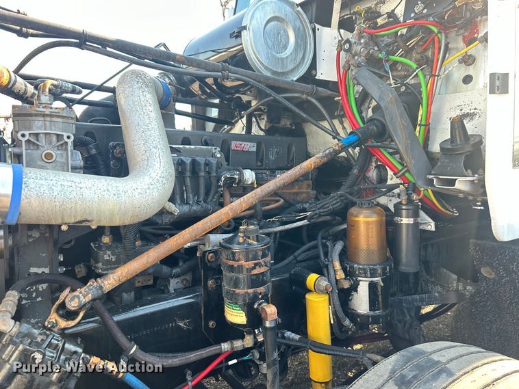 image for item EG0819 2000 Freightliner  FLD semi truck