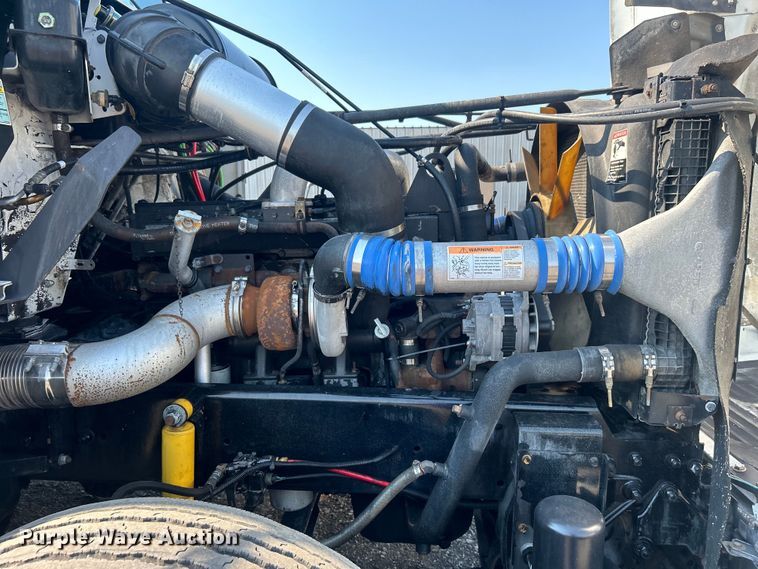 image for item EG0819 2000 Freightliner  FLD semi truck