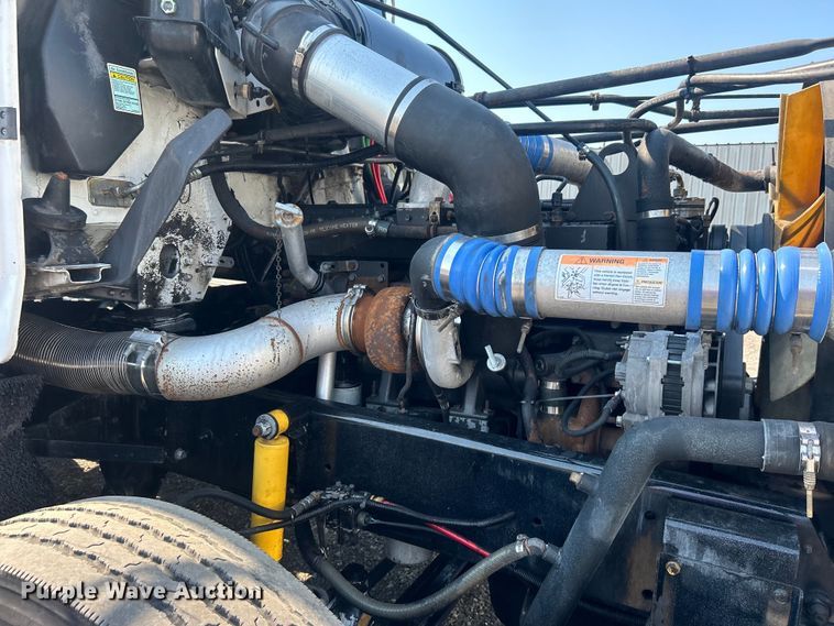 image for item EG0819 2000 Freightliner  FLD semi truck