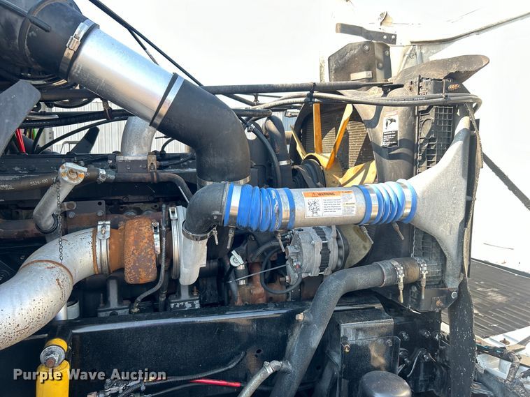 image for item EG0819 2000 Freightliner  FLD semi truck