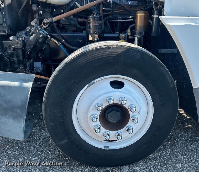 image for item EG0819 2000 Freightliner  FLD semi truck