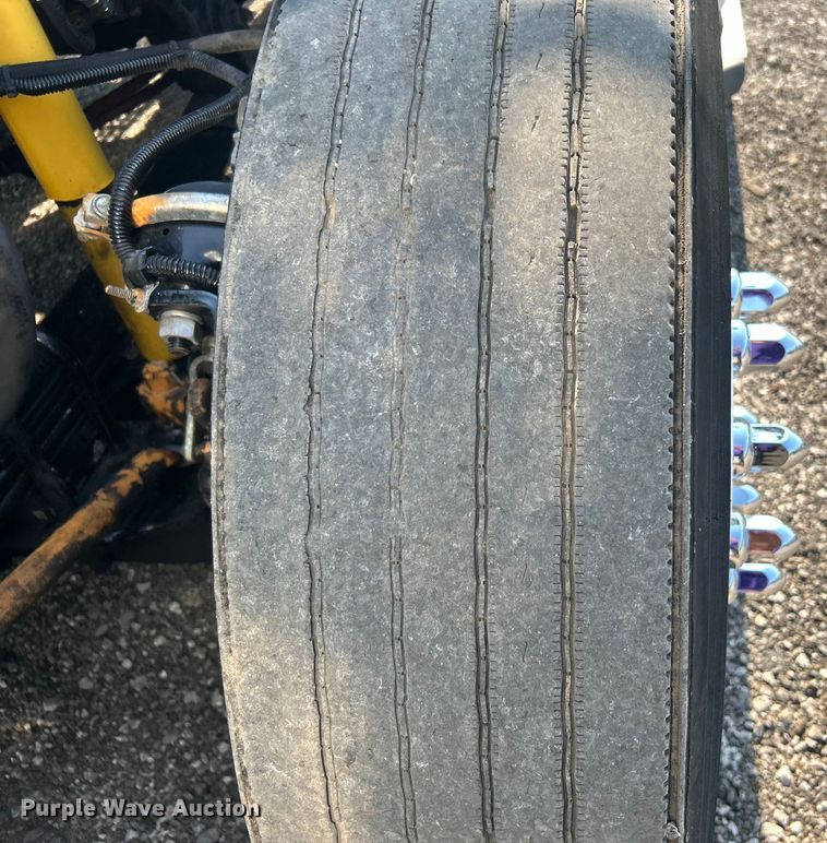 image for item EG0819 2000 Freightliner  FLD semi truck