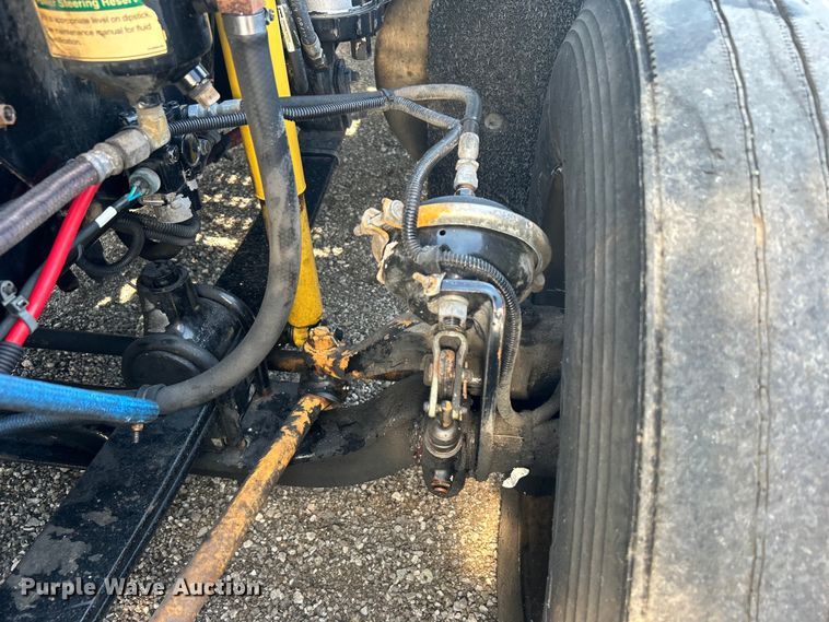 image for item EG0819 2000 Freightliner  FLD semi truck