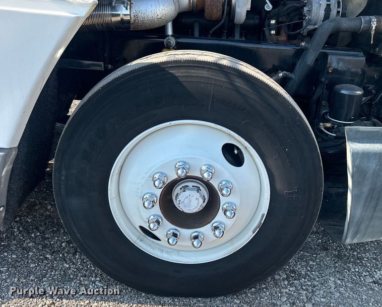 image for item EG0819 2000 Freightliner  FLD semi truck