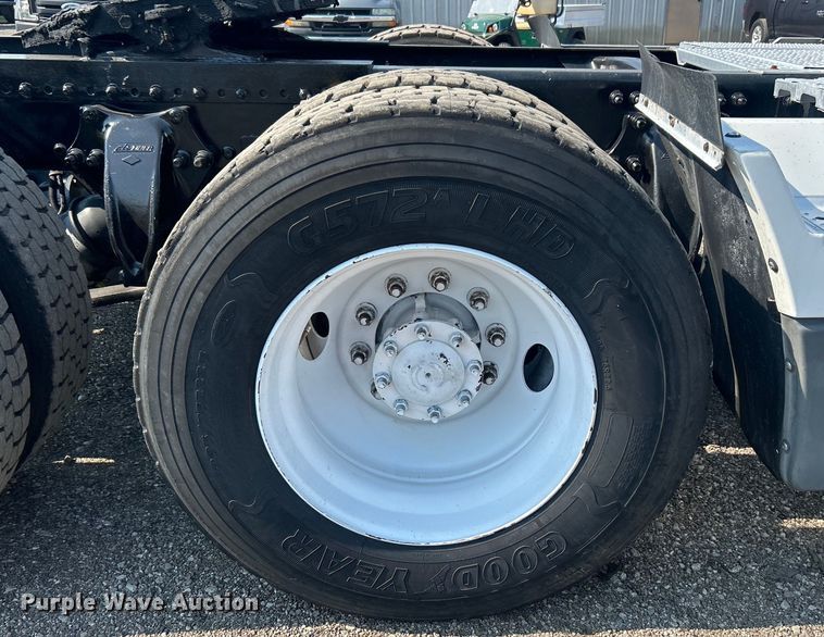 image for item EG0819 2000 Freightliner  FLD semi truck