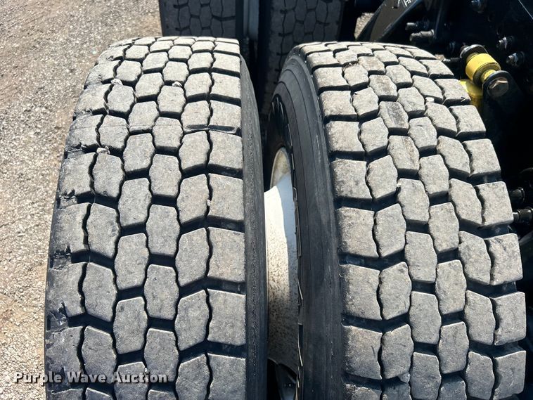 image for item EG0819 2000 Freightliner  FLD semi truck