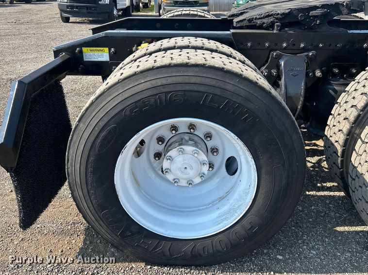 image for item EG0819 2000 Freightliner  FLD semi truck