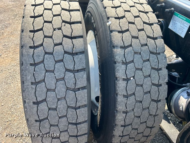 image for item EG0819 2000 Freightliner  FLD semi truck