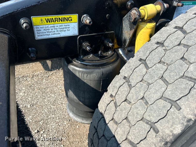 image for item EG0819 2000 Freightliner  FLD semi truck