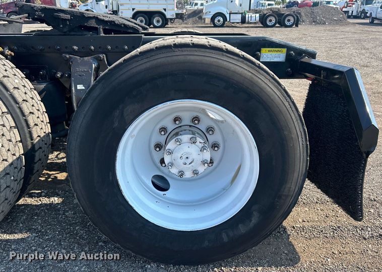 image for item EG0819 2000 Freightliner  FLD semi truck