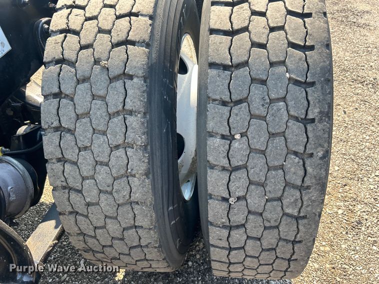 image for item EG0819 2000 Freightliner  FLD semi truck