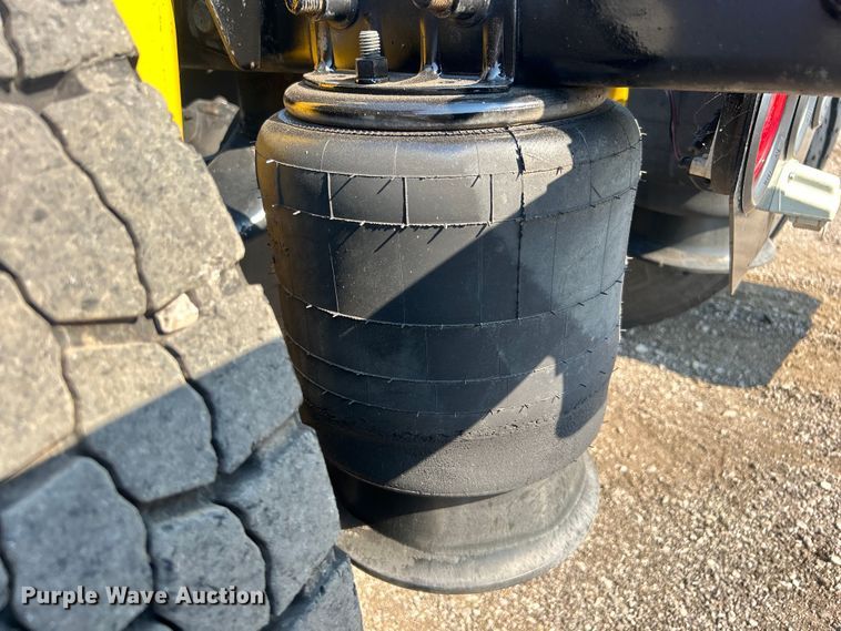 image for item EG0819 2000 Freightliner  FLD semi truck